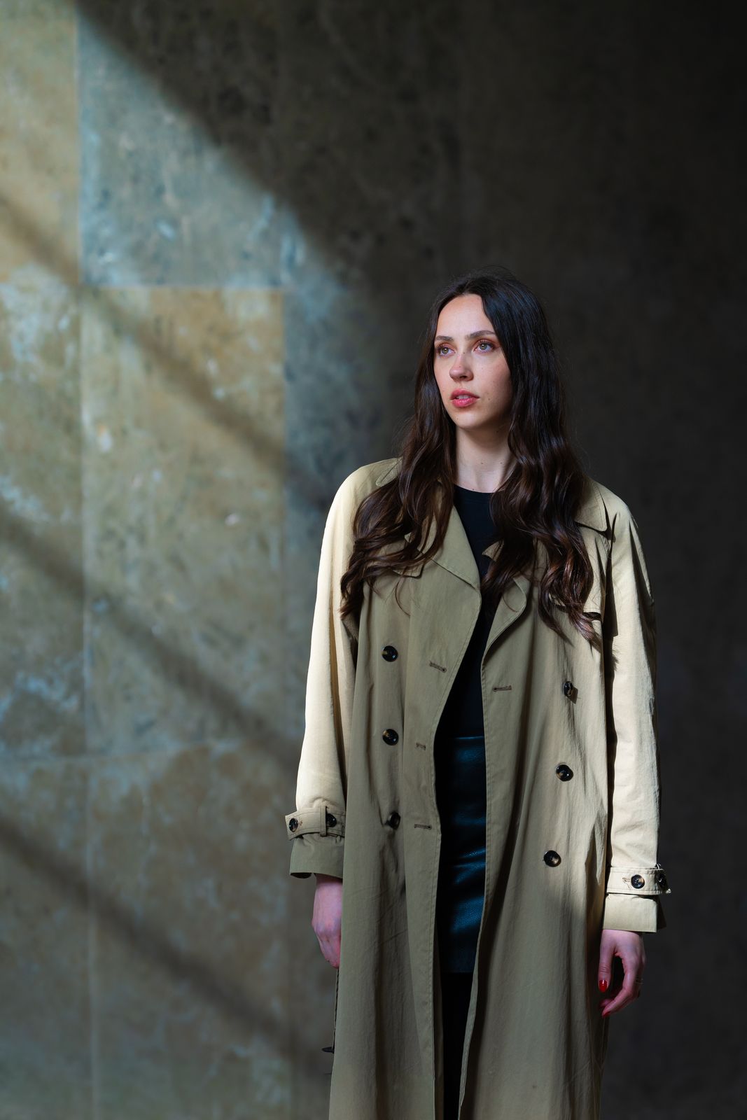 Frau im Trenchcoat im Streiflicht, Clara Bruchez