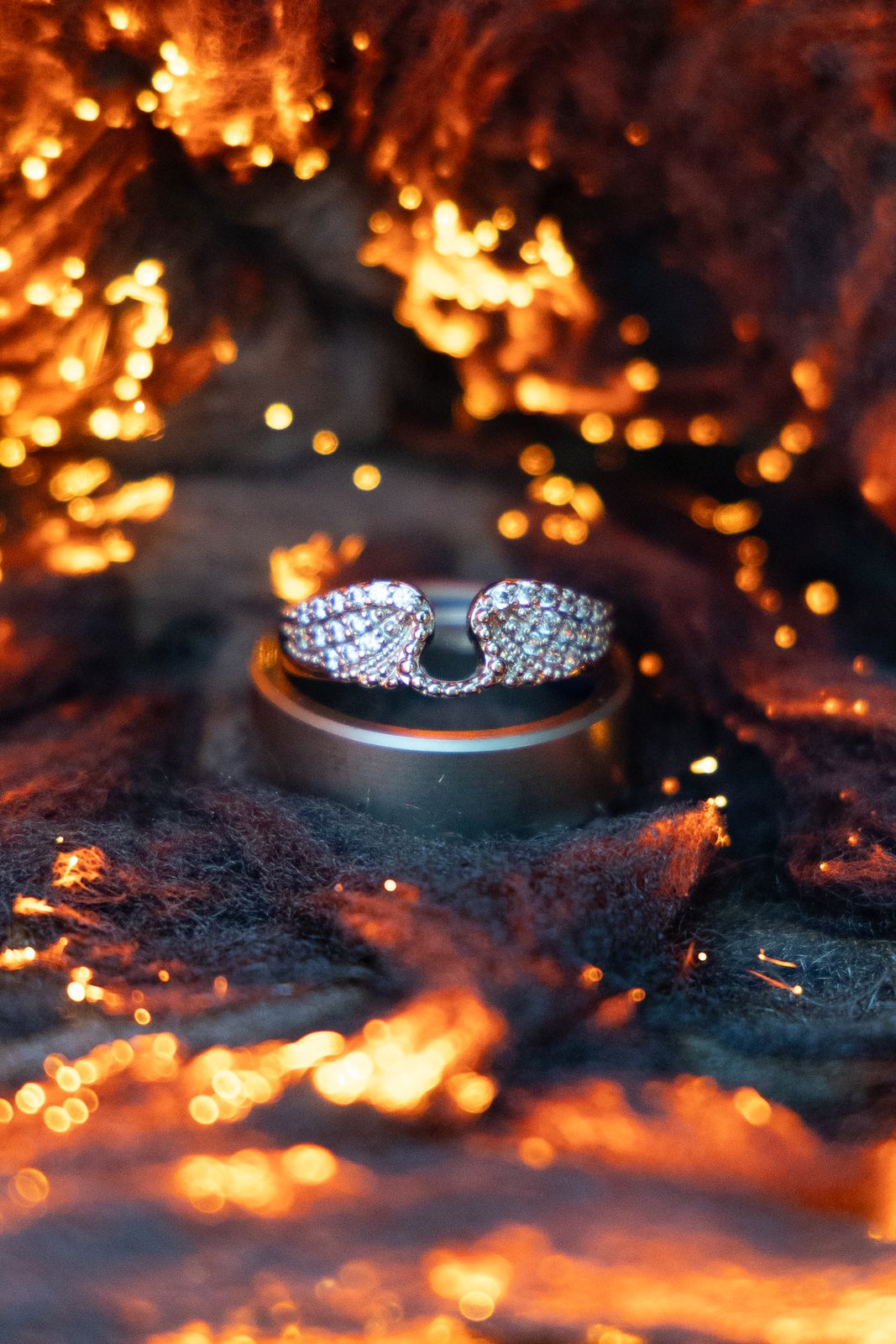 Ring in glühender Wolle